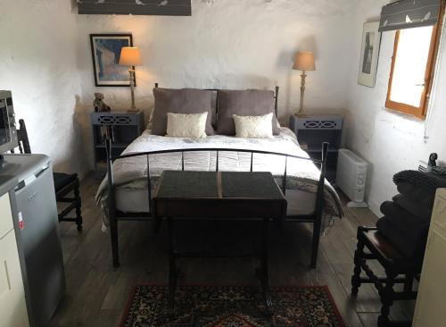 Postel nebo postele na pokoji v ubytování The Petit Prince Studio at Chateau Mareuil