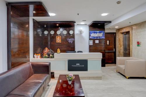een lobby met een bank en een receptie bij Townhouse 1339 Hotel Anamika Enclave in Gurgaon