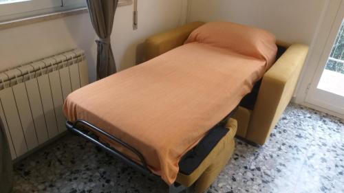 a hospital bed in a room with a window at Il Merlo in Pisa
