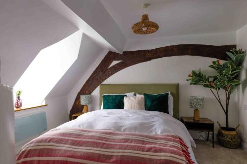 1 dormitorio con 1 cama grande en el ático en Remarkable 1-Bed Cotswolds Cottage in Finstock, en Chipping Norton