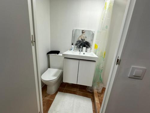Baño pequeño con lavabo y aseo en Loft completo, en Sant Boi del Llobregat
