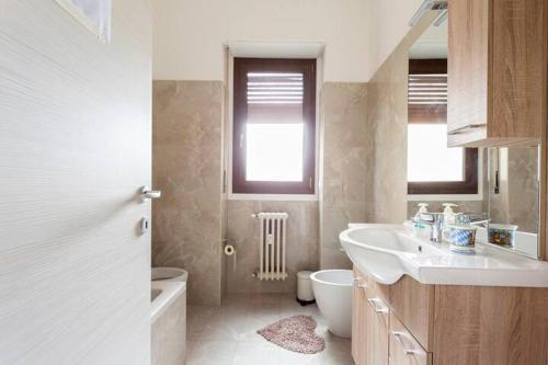 Cozy room in a SHARED apartment close to Linate airport stanza in appartamento condiviso a due passi da Milano Linate