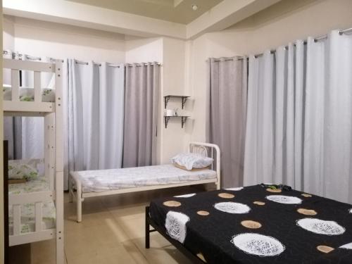 - une chambre avec 2 lits et des lits superposés dans l'établissement JD Homestays CDO, à Cagayán de Oro