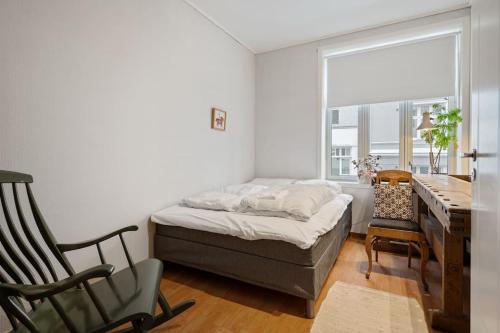 - une chambre avec un lit, un bureau et une fenêtre dans l'établissement New Spacious & Cozy Hideaway with Central Location, à Bergen