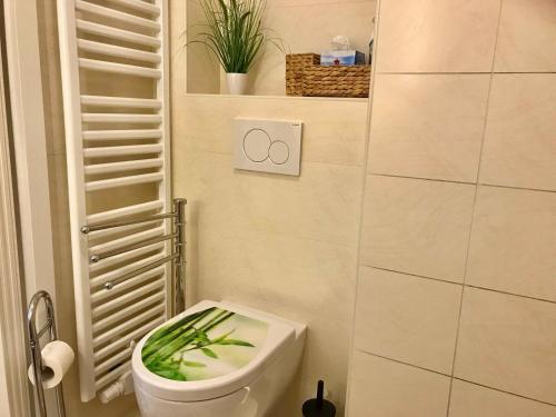 a small bathroom with a toilet and a plant at Ferienwohnung Leuchtturm 21 in Schausende
