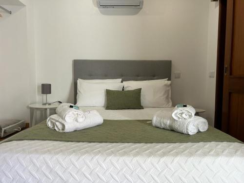 a bedroom with a bed with two towels on it at Casa da Alagoa in Batalha
