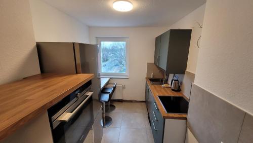 una pequeña cocina con encimeras de madera y una ventana en Wohnung in Datteln, en Datteln