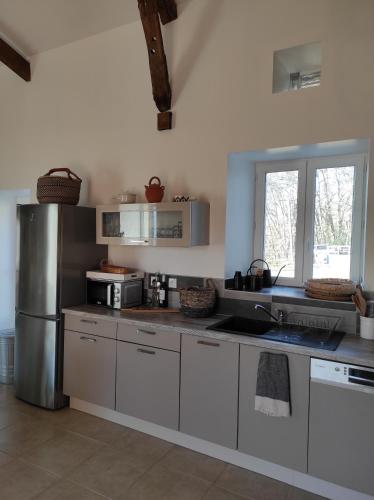 Virtuvė arba virtuvėlė apgyvendinimo įstaigoje ✰Chaleureuse Quercynoise avec piscine & jolie vue✰