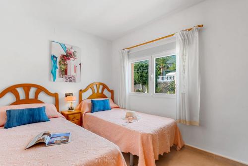 - une chambre avec 2 lits et une fenêtre dans l'établissement Villa Mercedes - Plusholidays, à Calp