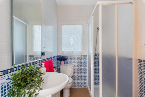 La salle de bains est pourvue d'un lavabo, de toilettes et d'un miroir. dans l'établissement Villa Mercedes - Plusholidays, à Calp