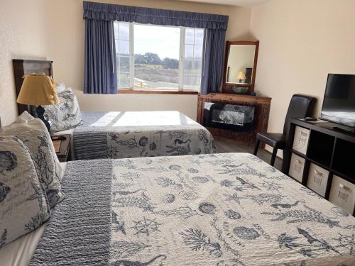 a hotel room with two beds and a window at Gualala Country Inn in Gualala