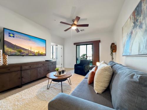 uma sala de estar com um sofá e uma televisão de ecrã plano em Queen Creek #239 Chandler condo em Chandler