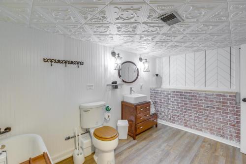 ein Badezimmer mit einem WC, einem Waschbecken und einem Spiegel in der Unterkunft Waterfront Shelby Home with Fireplace and Scenic Decks in Shelby