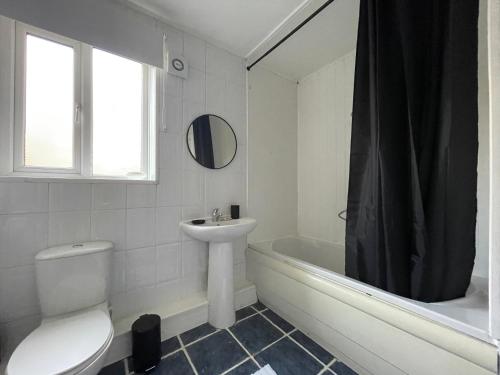 uma casa de banho com um lavatório, um WC e uma banheira em Spacious 2BR Apartment w/Parking Near City Centre em Sheffield