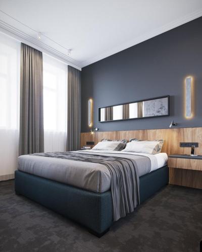 タルディコルガンにあるSunrise Hotelの青い壁のベッドルーム1室(大型ベッド1台付)