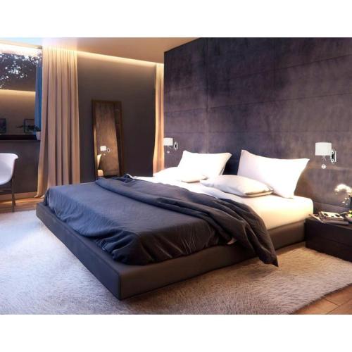 タルディコルガンにあるSunrise Hotelのベッドルーム1室(大型ベッド1台、青いシーツ、枕付)
