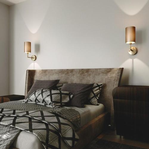 タルディコルガンにあるSunrise Hotelのベッドルーム1室(黒と灰色の枕が付いたベッド1台付)