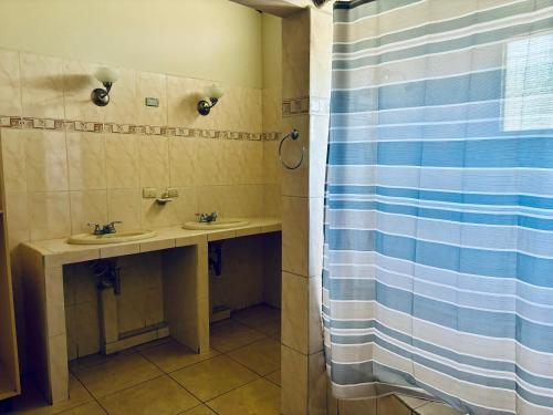 y baño con 2 lavabos y ducha. en Casa Primavera SPS, en San Pedro Sula