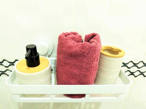 un vassoio bianco con piatti e una pila di asciugamani di Hermosa Habitación c/ Baño privado - Huacachina. a Ica