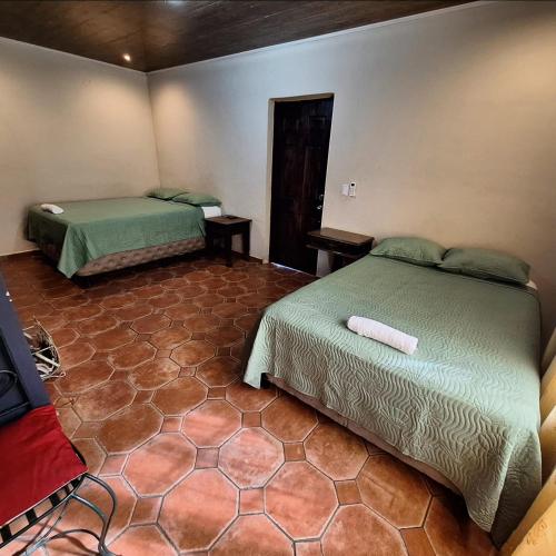 um quarto com duas camas num quarto em Magnificent Private Room Near Airport #1 em Comayagua