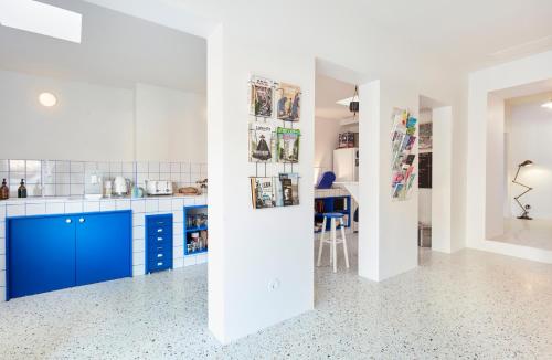 una cocina con armarios azules y una pared blanca en Casa Pavão, en Lisboa