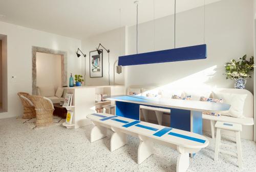 a living room with a blue and white table and bench at Casa Pavão Lisboa in Lisbon
