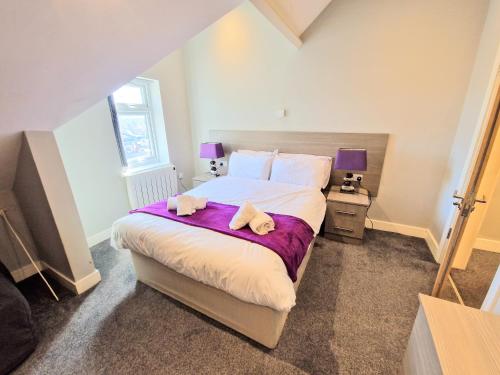 a bedroom with a large bed with two towels on it at Central Reading Modern flat - Walk to station and high street in Reading