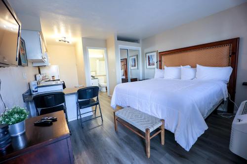Habitación de hotel con cama grande y escritorio. en Venture on Country Club en Mesa