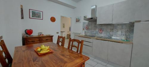 uma cozinha com uma mesa de madeira com bananas em l'Île di Ile em Florença