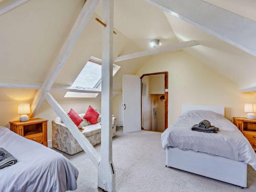ein Schlafzimmer im Dachgeschoss mit 2 Betten und einer Treppe in der Unterkunft 3 bed property in Aldington 54088 in Dymchurch