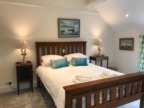 纽基Bejowan Cornish Cottage的卧室里有一张大床，配有蓝色枕头