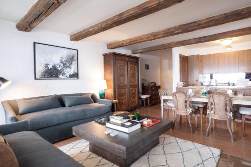 ein Wohnzimmer mit einem Sofa und einem Tisch in der Unterkunft La Ruinette-spacious 3-bed Apt In Verbier Centre in Verbier
