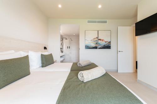 1 dormitorio grande con 2 camas en una habitación en Amarilla Golf Residences, en San Miguel de Abona