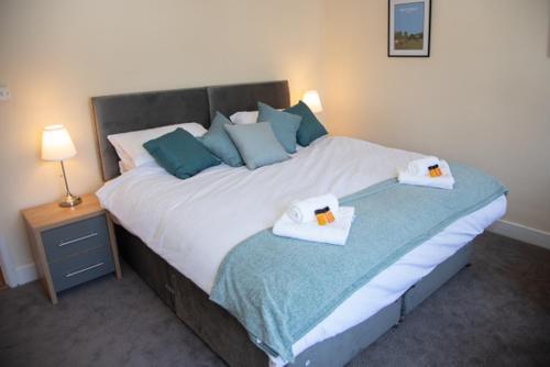 1 dormitorio con 1 cama con 2 toallas en Breakfast With A View Free Parking and Water Access en Wallington