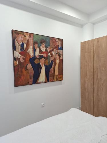 una pintura colgada en una pared en un dormitorio en Apartman DJ, en Ðakovo