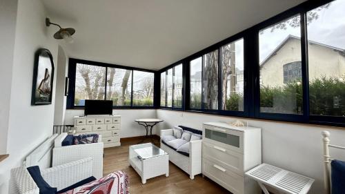 - un salon avec des fenêtres et un canapé dans l'établissement Sans Souci, maison familiale pour 8 personnes, à Cayeux-sur-Mer