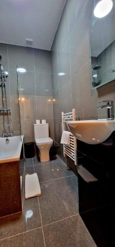 A bathroom at ApartHotel Flat 9 - 10 min to centre by Property Promise