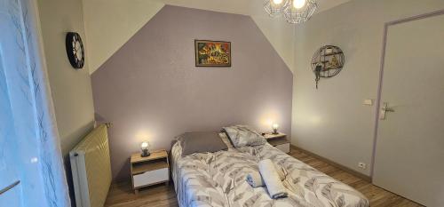 1 dormitorio pequeño con 1 cama y 2 mesitas de noche en Suite de 38m2 spécial JO, en Veneux-les-Sablons