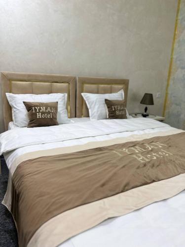 מיטה או מיטות בחדר ב-Iyman Hotel