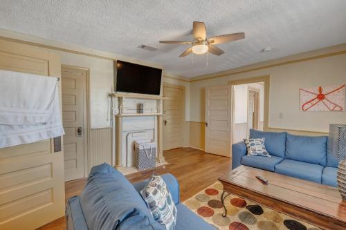 un soggiorno con divano blu e TV di 4BR House near Augusta Medical Campus home ad Augusta