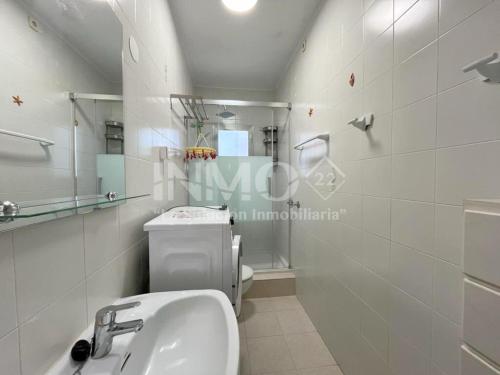een witte badkamer met een toilet en een wastafel bij A unos 80 m de la playa Reguera, edif Los Tres Olivos 117B - INMO22 in Cambrils