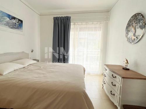 een slaapkamer met een bed, een dressoir en een raam bij A unos 80 m de la playa Reguera, edif Los Tres Olivos 117B - INMO22 in Cambrils