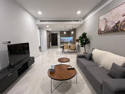 吉隆坡的住宿－Eaton Residence KLCC BY Galaxy Suites，客厅配有沙发和桌子