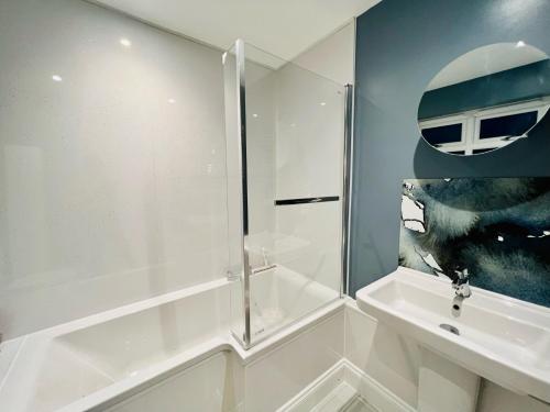 ein Bad mit einer Dusche und einem Waschbecken in der Unterkunft NEW homely countryside escape in Manningtree