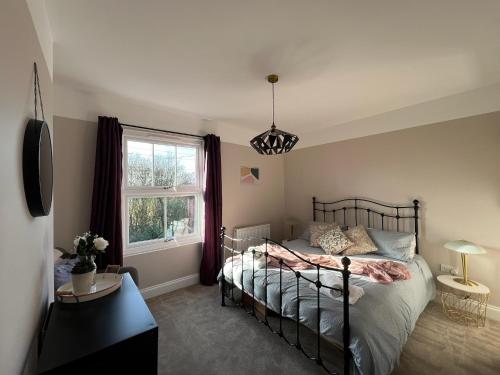 NEW homely countryside escape في Manningtree: غرفة نوم بسرير ونافذة