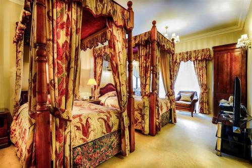 A bed or beds in a room at Mansion House Hotel