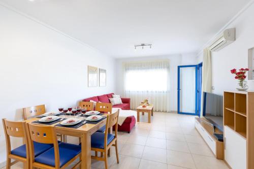 comedor y sala de estar con mesa y sillas en Alicante Hills Premium, en Alicante
