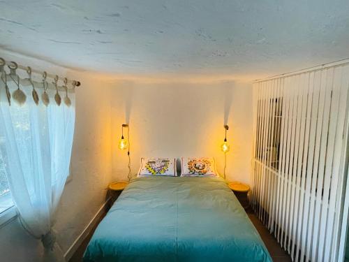 une chambre avec un lit et une fenêtre dans l'établissement VILLA CANZOMY, à Saint-Paul-de-Vence