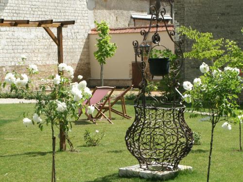 a large vase sitting in the middle of a yard at La Closerie des Sacres in Lavannes