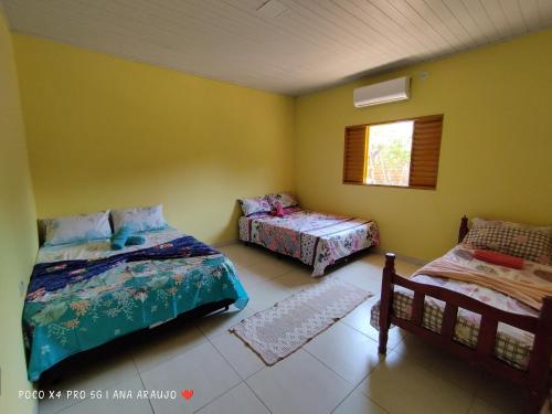 ボドケーナにあるCasa Confortável em Bodoquena.のベッドルーム1室(ベッド2台、窓付)
